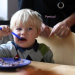 Pontus mumsar en hel del på tröjan :)