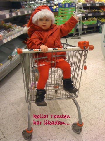 lilla Maali har fått syn på en papptomte som hon förtjust studerar. och tänka sig. han har likadan...