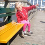 medan Milla och jag simmade lekte Maali och Mattias på stranden utanför! - 5sep2010