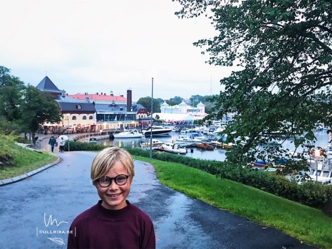 fina älskade EmmaLi nedanför vårt hotellrum på Laholmen - 27juli17